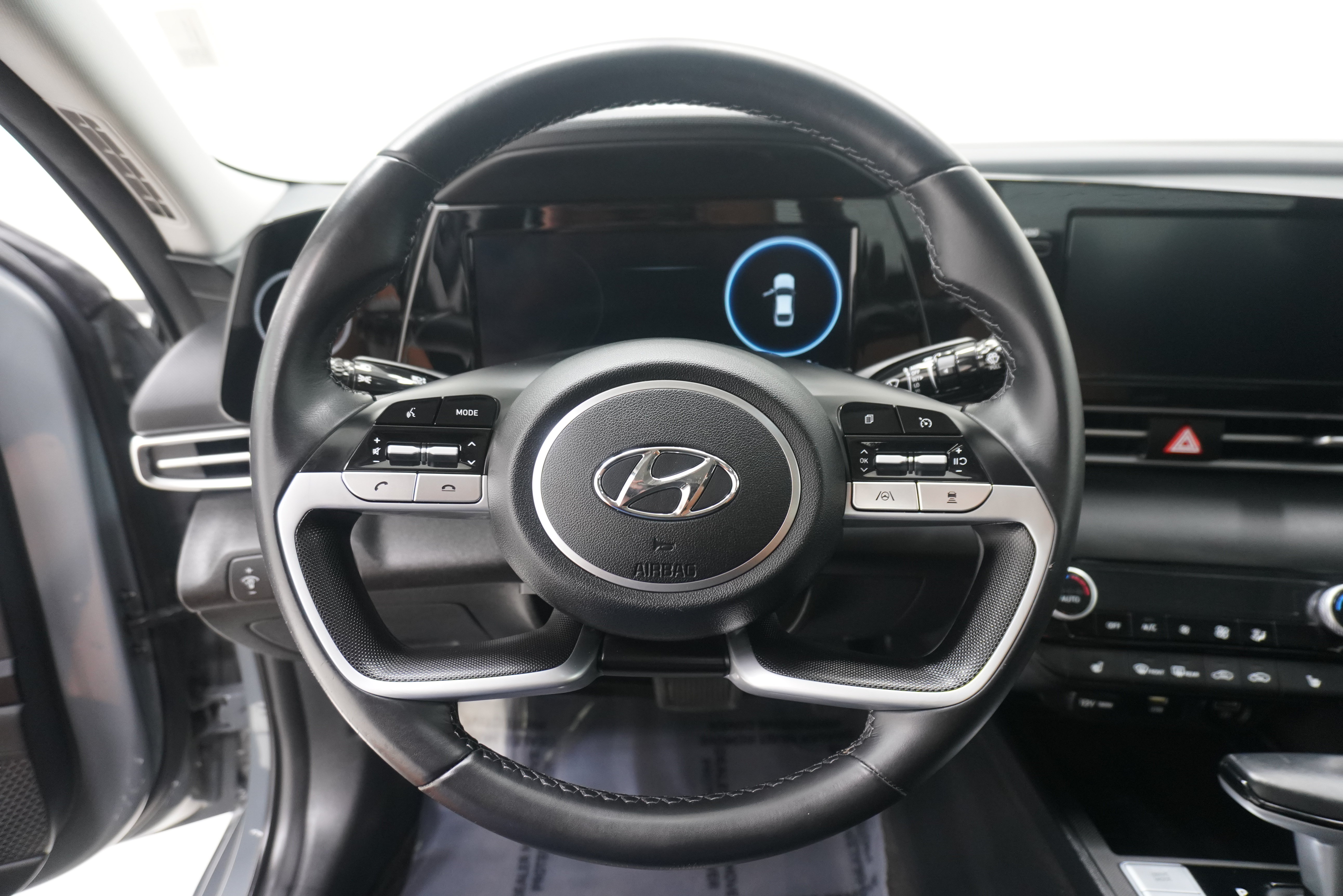 Used 2022 Hyundai Elantra SEL w/ Convenience + Premium Package FWD image 16