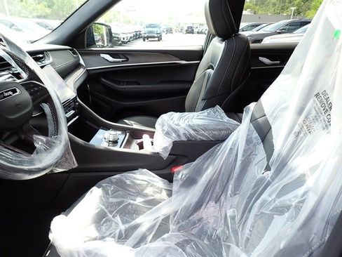 New 2025 Jeep Grand Cherokee Limited image 12