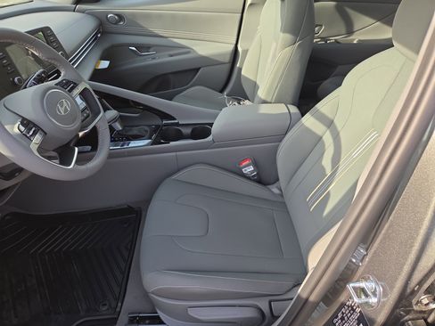 New 2026 Hyundai Elantra SEL Sport FWD image 4