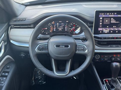 Used 2025 Jeep Compass Limited image 29