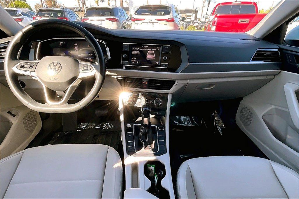 Used 2024 Volkswagen Jetta SE w/ Panoramic Sunroof Package FWD image 11