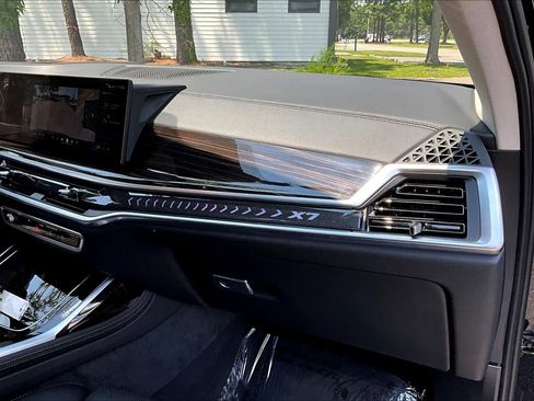Certified 2024 BMW X7 xDrive40i w/ Premium Package AWD/4WD image 19