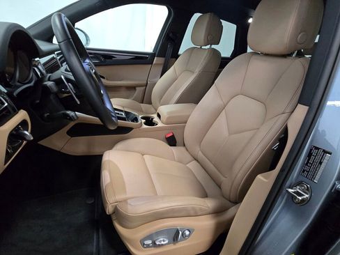 Certified 2025 Porsche Macan image 5