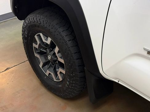 Used 2018 Toyota Tacoma TRD Off-Road w/ Technology Package image 11