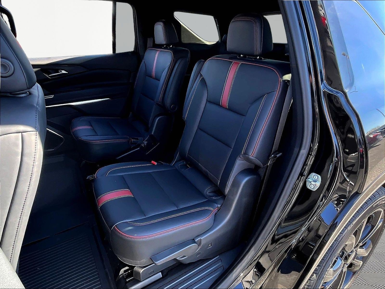 New 2027 Chevrolet Traverse RS w/ LPO, Floor Liner Package FWD image 18