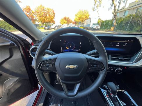 Used 2025 Chevrolet Trax LT image 32