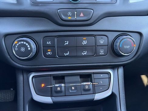 Used 2024 GMC Terrain SLE image 12