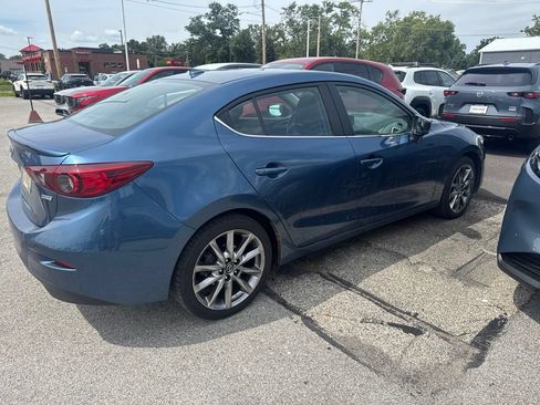 Used 2018 MAZDA MAZDA3 Touring FWD image 2