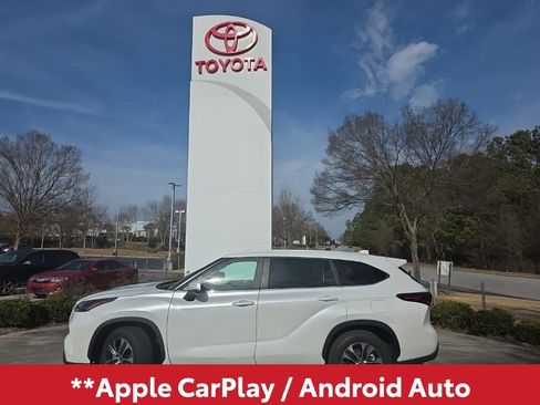 Used 2024 Toyota Highlander XLE image 3