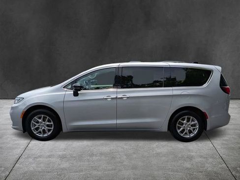 Used 2024 Chrysler Pacifica Touring-L FWD image 7