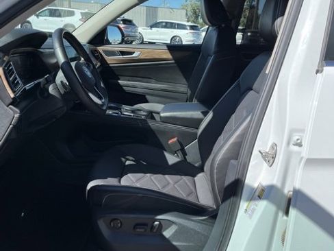 Used 2024 Volkswagen Atlas SE image 25