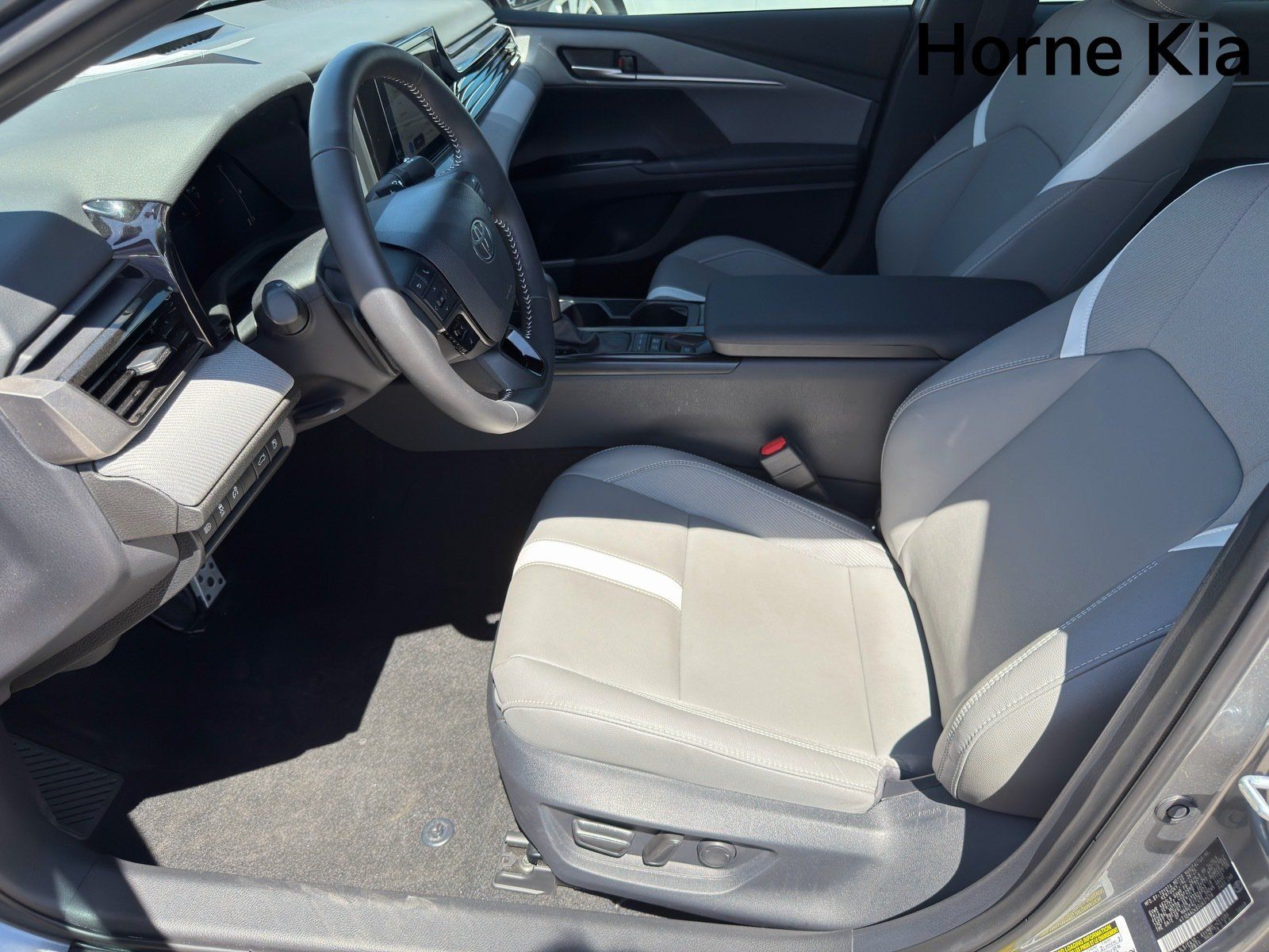 Used 2025 Toyota Camry SE w/ Convenience Package FWD image 11