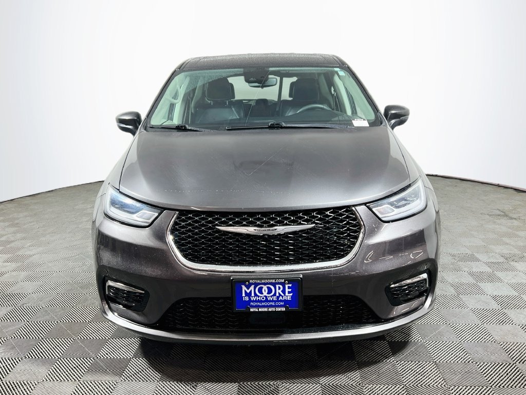 Used 2023 Chrysler Pacifica Touring-L FWD image 2