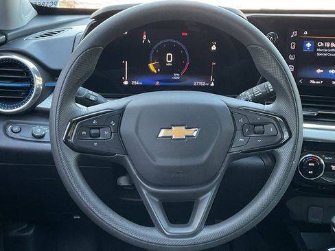 Used 2025 Chevrolet Trax LT image 21