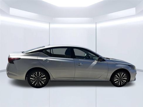 Used 2024 Nissan Altima 2.5 SV FWD image 8