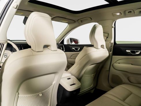 Used 2026 Volvo V60 B5 Cross Country Plus w/ Protection Package Premier image 33