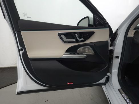 Used 2025 Mercedes-Benz E 350 4MATIC Sedan image 5