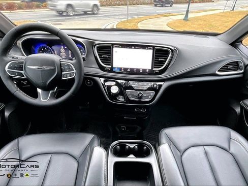 Used 2025 Chrysler Pacifica Select image 14