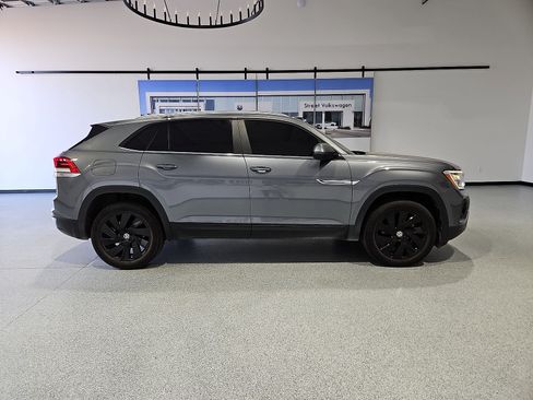 Used 2024 Volkswagen Atlas Cross Sport SE FWD image 17