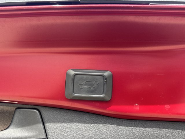 Used 2021 Toyota RAV4 XLE w/ Convenience Package FWD image 9