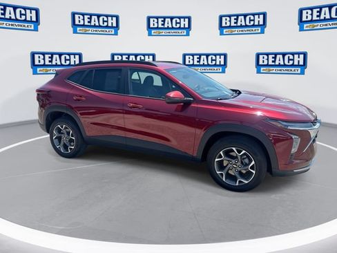 Used 2025 Chevrolet Trax LT w/ LT Convenience Package FWD image 9