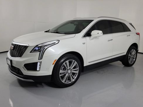 Used 2024 Cadillac XT5 Premium Luxury w/ Technology Package FWD image 2