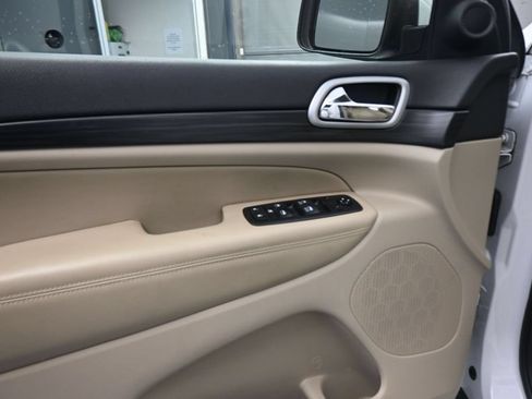 Used 2019 Jeep Grand Cherokee Laredo AWD/4WD image 40