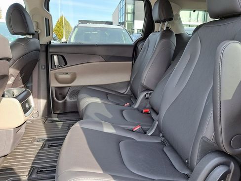 Used 2026 Kia Carnival EX image 26