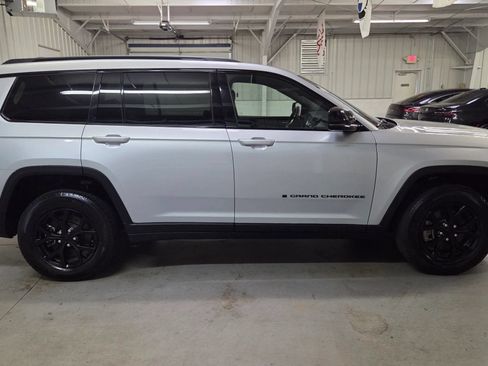 Used 2024 Jeep Grand Cherokee L Laredo AWD/4WD image 9