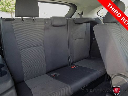 Used 2022 Toyota Highlander LE AWD/4WD image 4