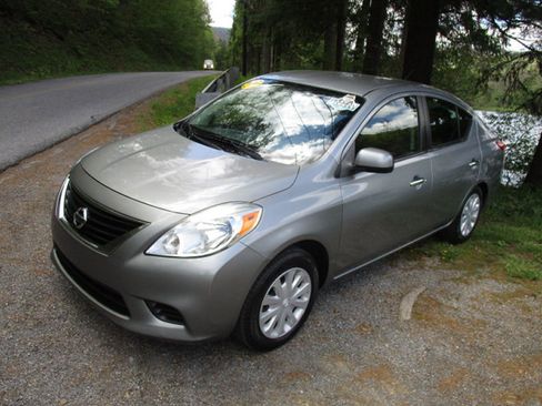 Used 2012 Nissan Versa SV FWD image 3