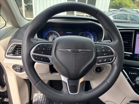 Used 2023 Chrysler Pacifica Touring-L FWD image 15