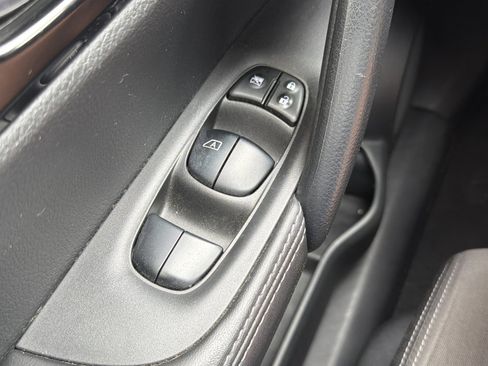 Used 2021 Nissan Rogue Sport SV FWD image 18