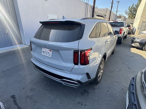 Used 2023 Kia Sorento EX w/ Panoramic Sunroof Package FWD image 4