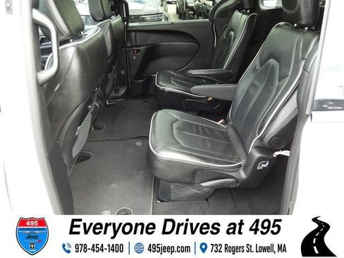 Used 2025 Chrysler Pacifica Limited FWD image 14