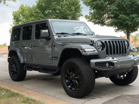 Used 2022 Jeep Wrangler Unlimited Sahara AWD/4WD image 3