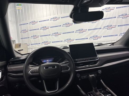 Used 2024 Jeep Compass Trailhawk AWD/4WD image 2