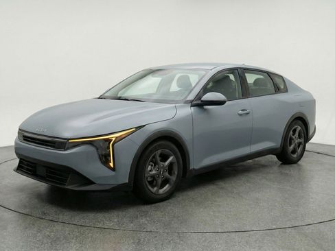 Used 2025 Kia K4 FWD image 3