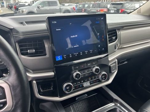 Used 2024 Ford Expedition XLT image 24