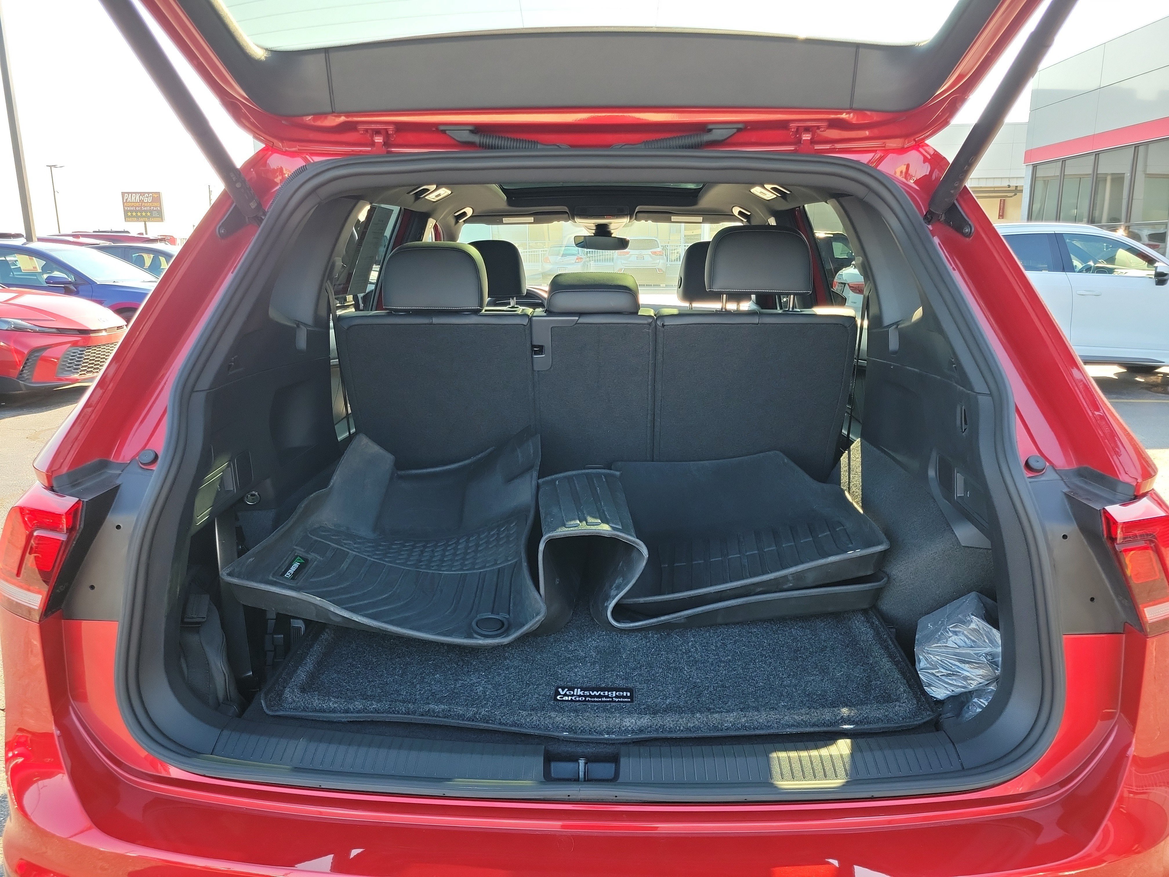 Used 2024 Volkswagen Tiguan SE R-Line AWD/4WD image 8