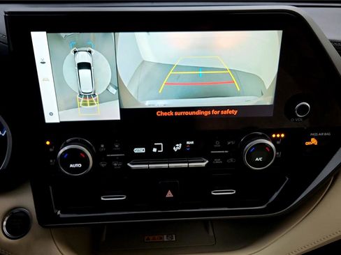 Used 2024 Toyota Highlander Limited image 33