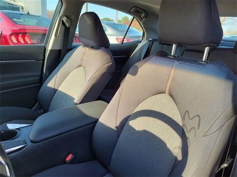 Used 2018 Toyota Camry LE image 6