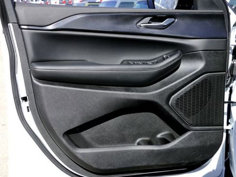 New 2025 Jeep Grand Cherokee L Altitude image 16