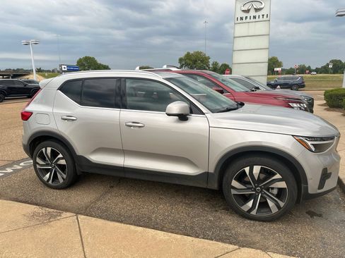 Used 2025 Volvo XC40 B5 Plus AWD/4WD image 4