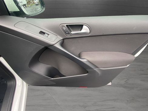 Used 2017 Volkswagen Tiguan S image 17