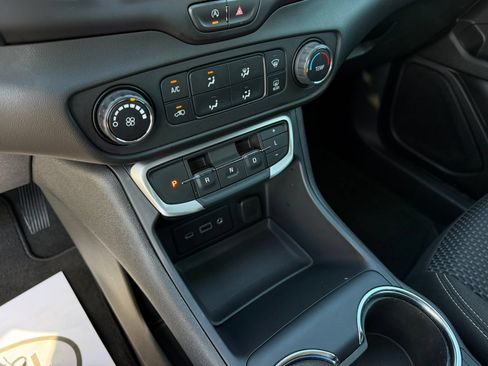 Used 2024 GMC Terrain SLE FWD image 17