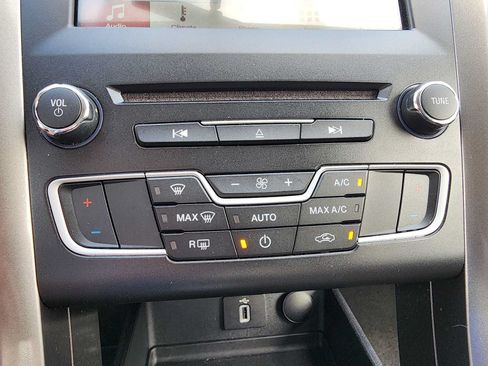 Used 2018 Ford Fusion SE w/ Fusion SE Technology Package FWD image 23