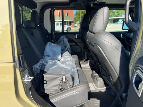 New 2025 Jeep Gladiator Sport image 19