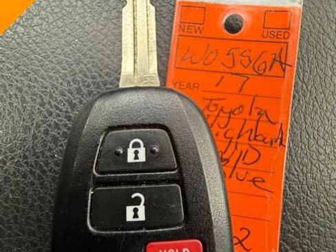 Used 2017 Toyota Highlander LE AWD/4WD image 34