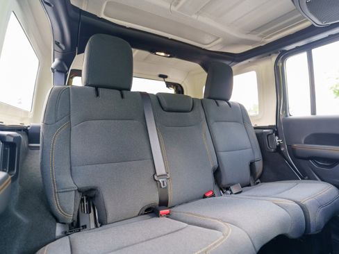Used 2025 Jeep Wrangler Unlimited Sahara AWD/4WD image 15